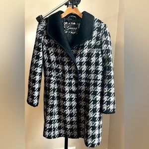 Guess formal lightweight women’s lined spring jacket. In VERY CONDITION.